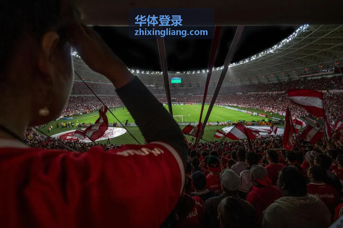 华体登录赛事报名现场，选手在检录通道排队核验